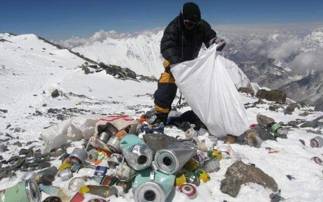 There are wastes and tons of rubbish at Mount Everest. 