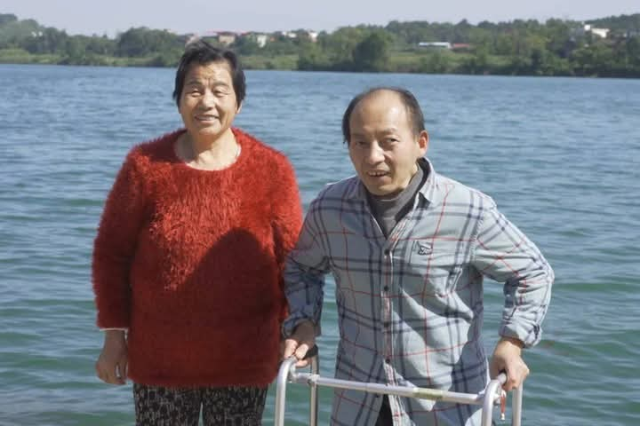 Chinese man, Li Hua, more commonly know as the “folded man”, finally stands up straight after 28 years of suffering from ankylosing spondylitis. All thanks to a life-changing surgery.